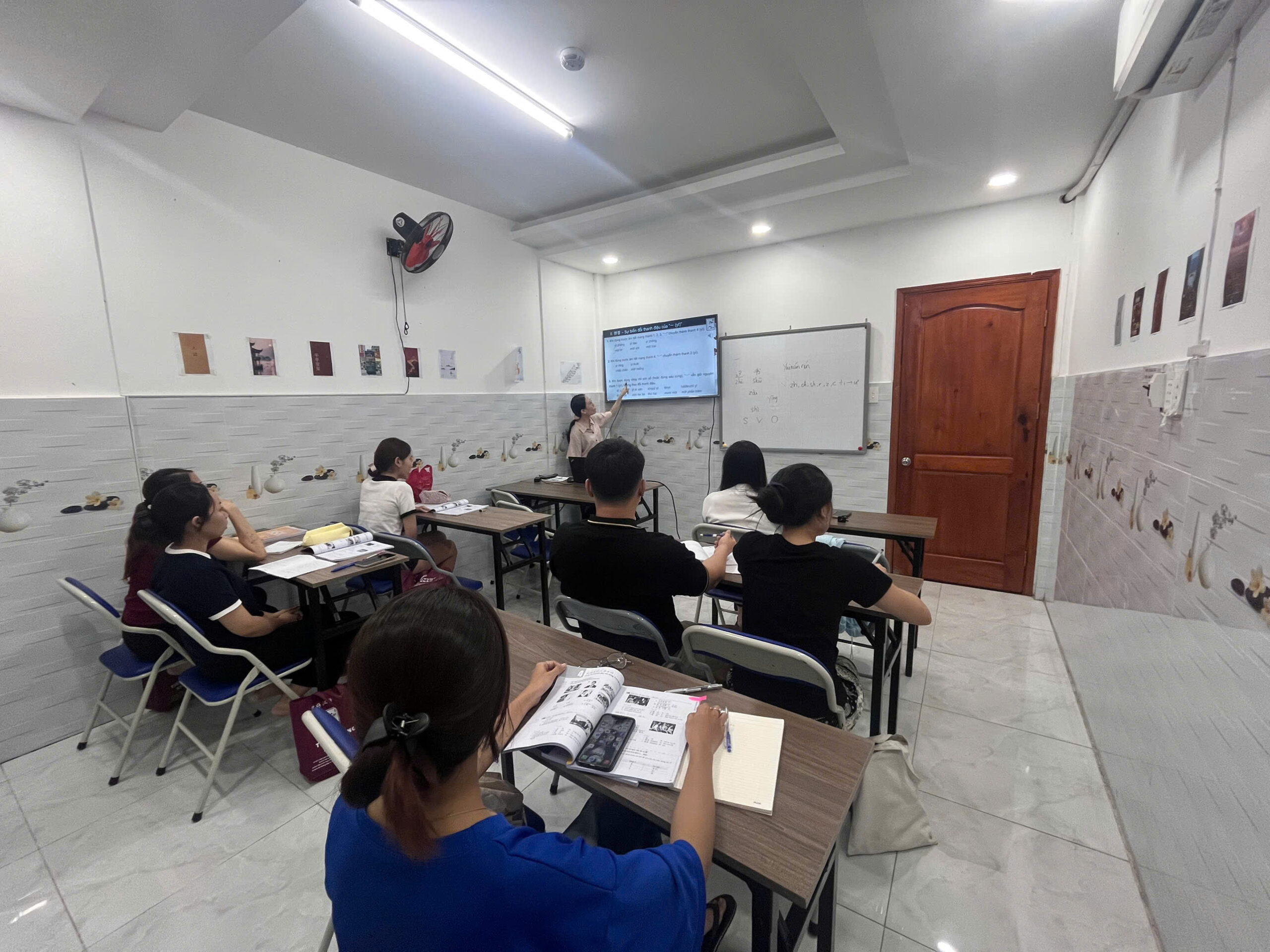 Học viên tương tác trong lớp tiếng Trung